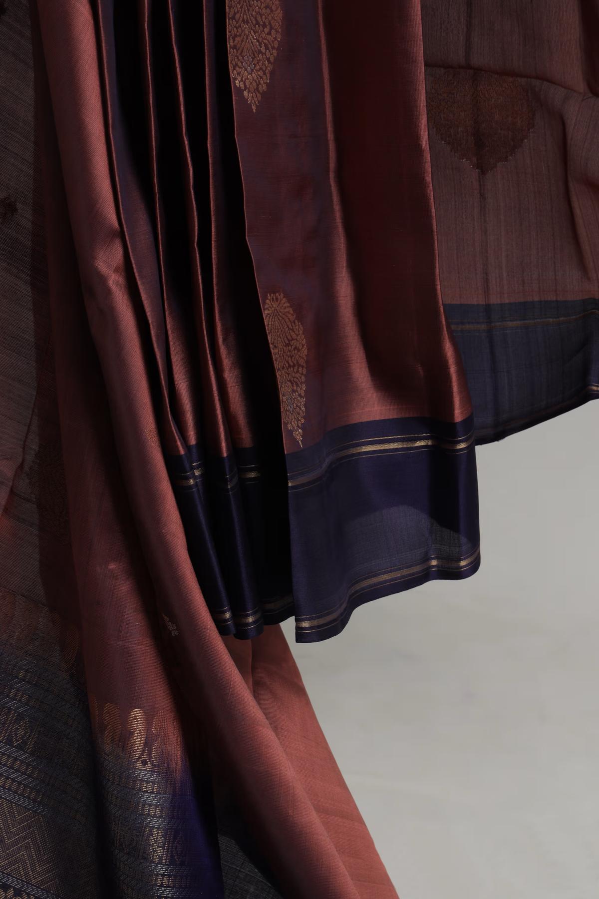 Handloom Maheshwari silk saree in Rust and Navy Blue view 6 - Rust with Navy  Blue Maheshwari silk saree