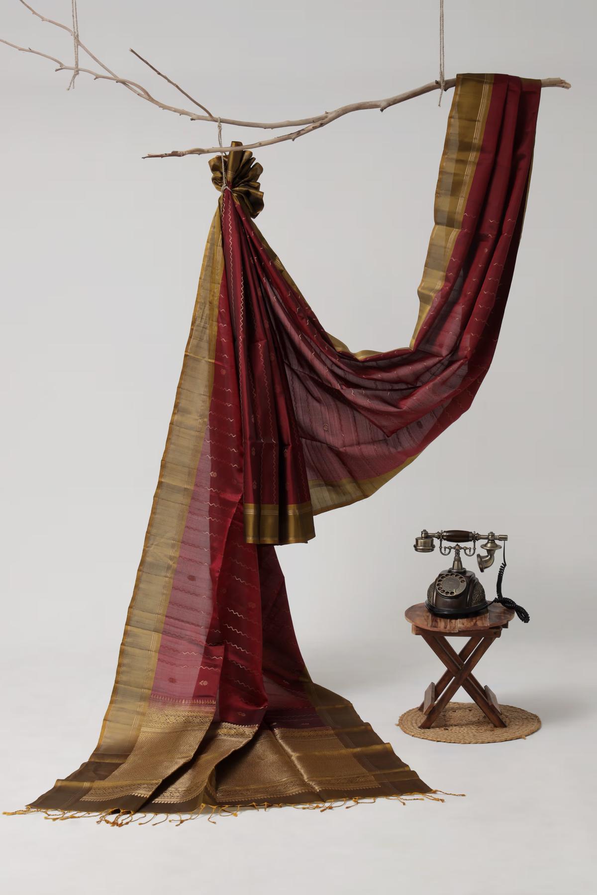 Handloom Maheshwari silk saree in Maroon and rustic gold view 2 - Maroon and rustic gold Maheshwari silk saree