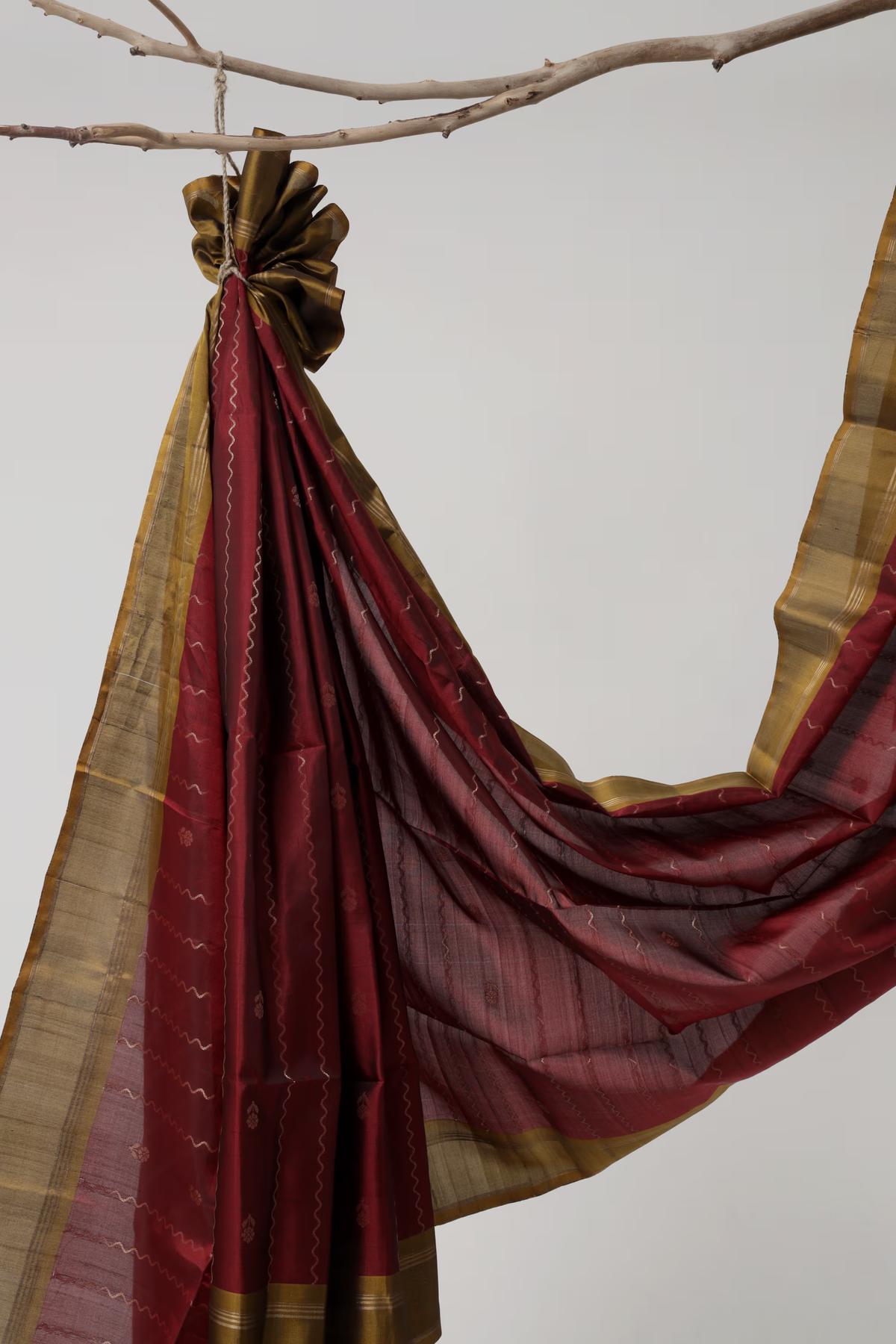 Handloom Maheshwari silk saree in Maroon and rustic gold view 4 - Maroon and rustic gold Maheshwari silk saree