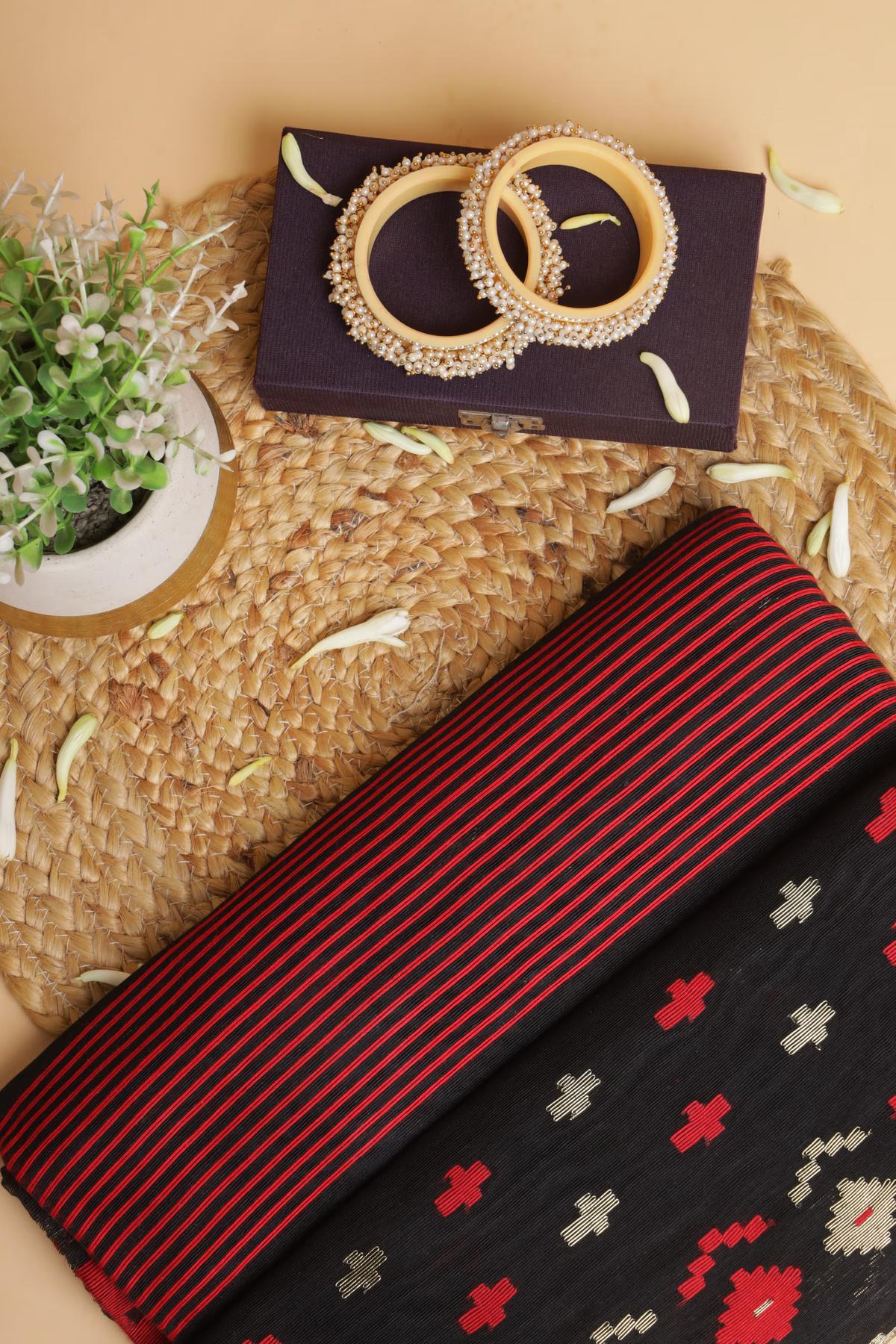 Handloom Dhakai Jamdani saree in Black and Red - Blouse piece not included view 2 - Black and Red Pure Jamdani cotton saree