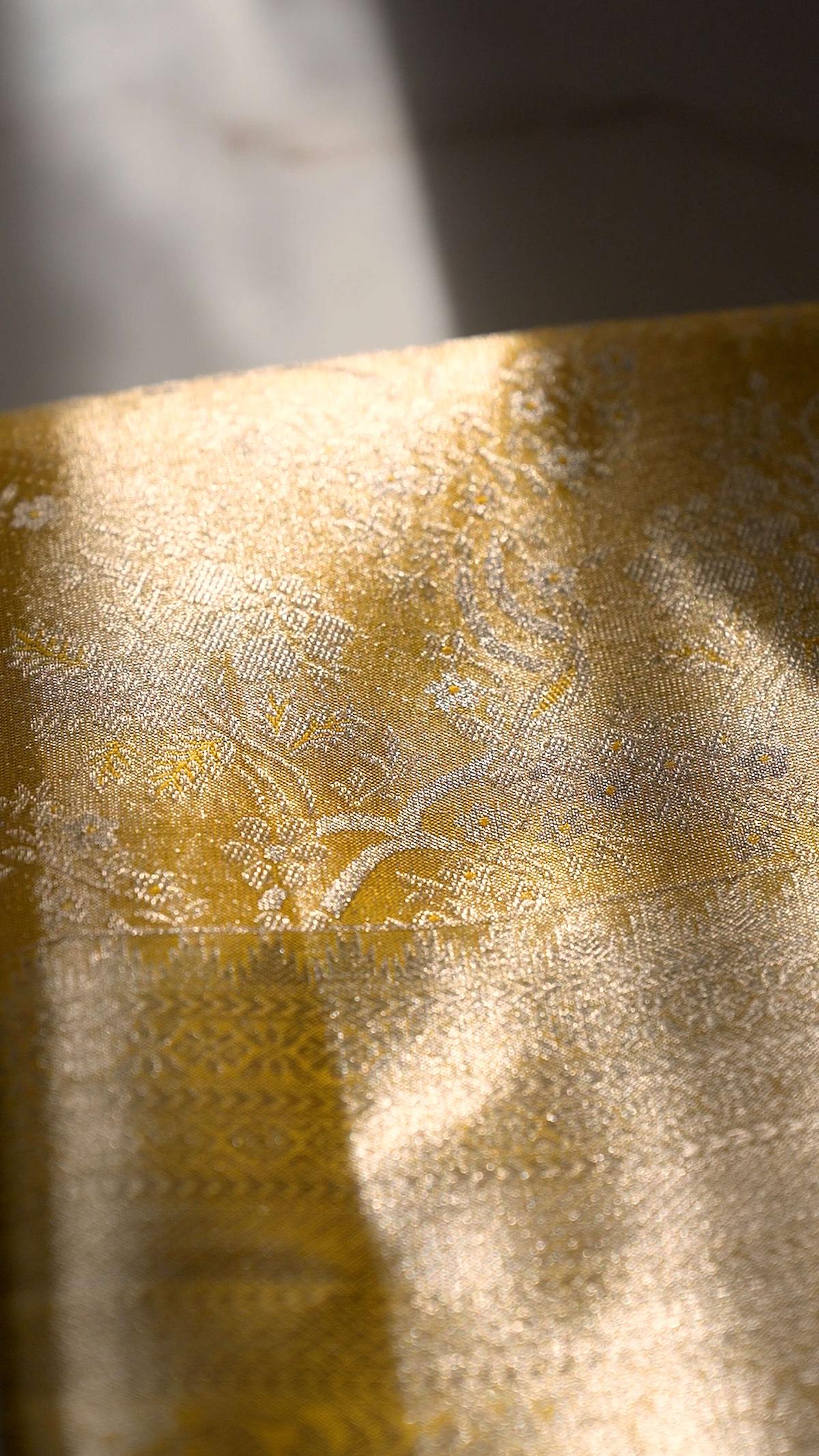 Handloom Pure Silk Tissue Brocade Kanchipuram in Gold view 2 - Gold Tissue Silk saree